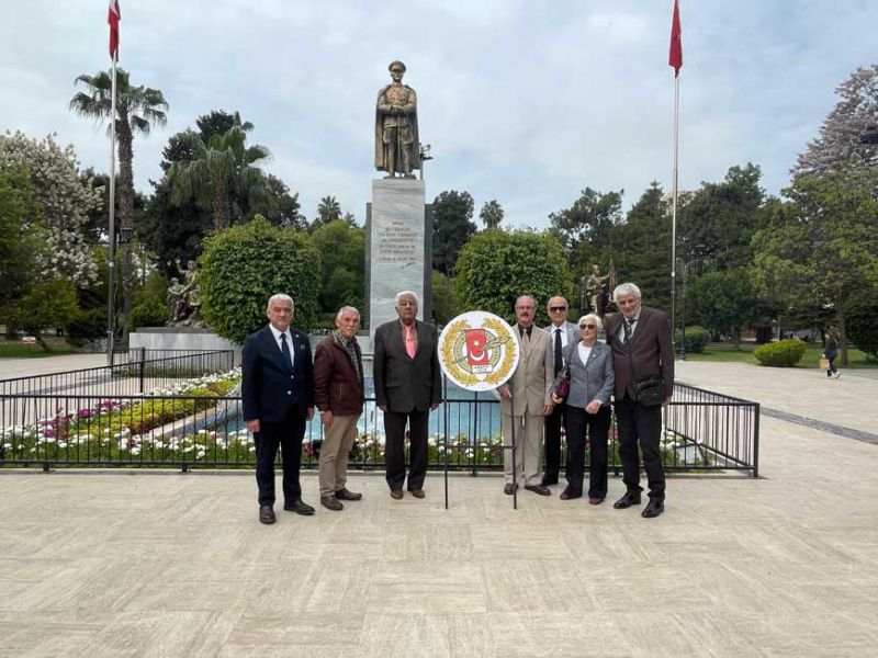 Kurucu üyeler Atatürk Anıtı'na çelenk koydu.jpg